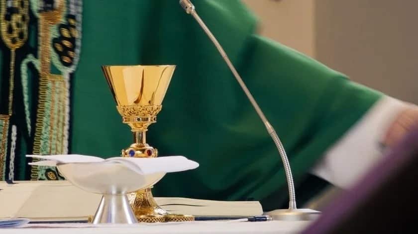 Matan a sacerdote a puñaladas dentro de la iglesia poco antes de la misa