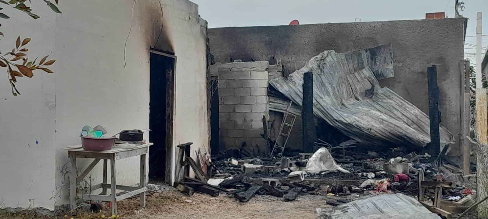 PIERDEN TODO: Brutal incendio de un hogar en la colonia El Cenizo