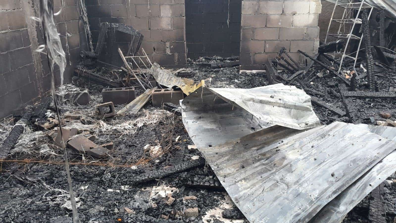 PIERDEN TODO: Brutal incendio de un hogar en la colonia El Cenizo