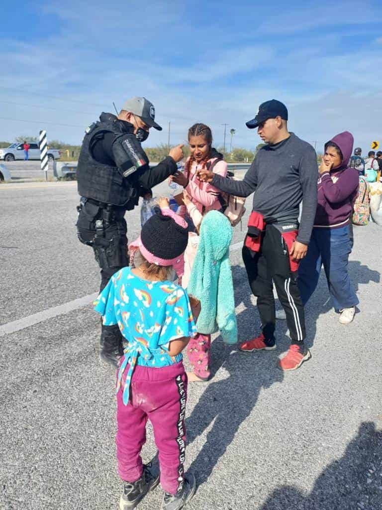 Migrantes son obligados a hacer su viaje hasta Piedras Negras a pie