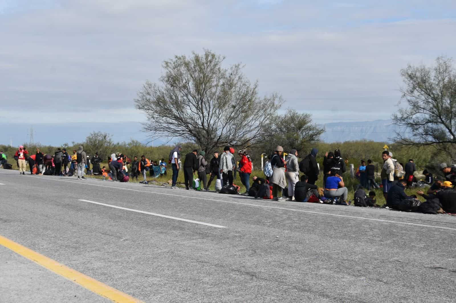 Migrantes son obligados a hacer su viaje hasta Piedras Negras a pie