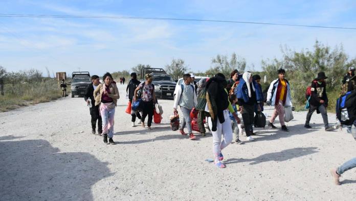 Migrantes son obligados a hacer su viaje hasta Piedras Negras a pie