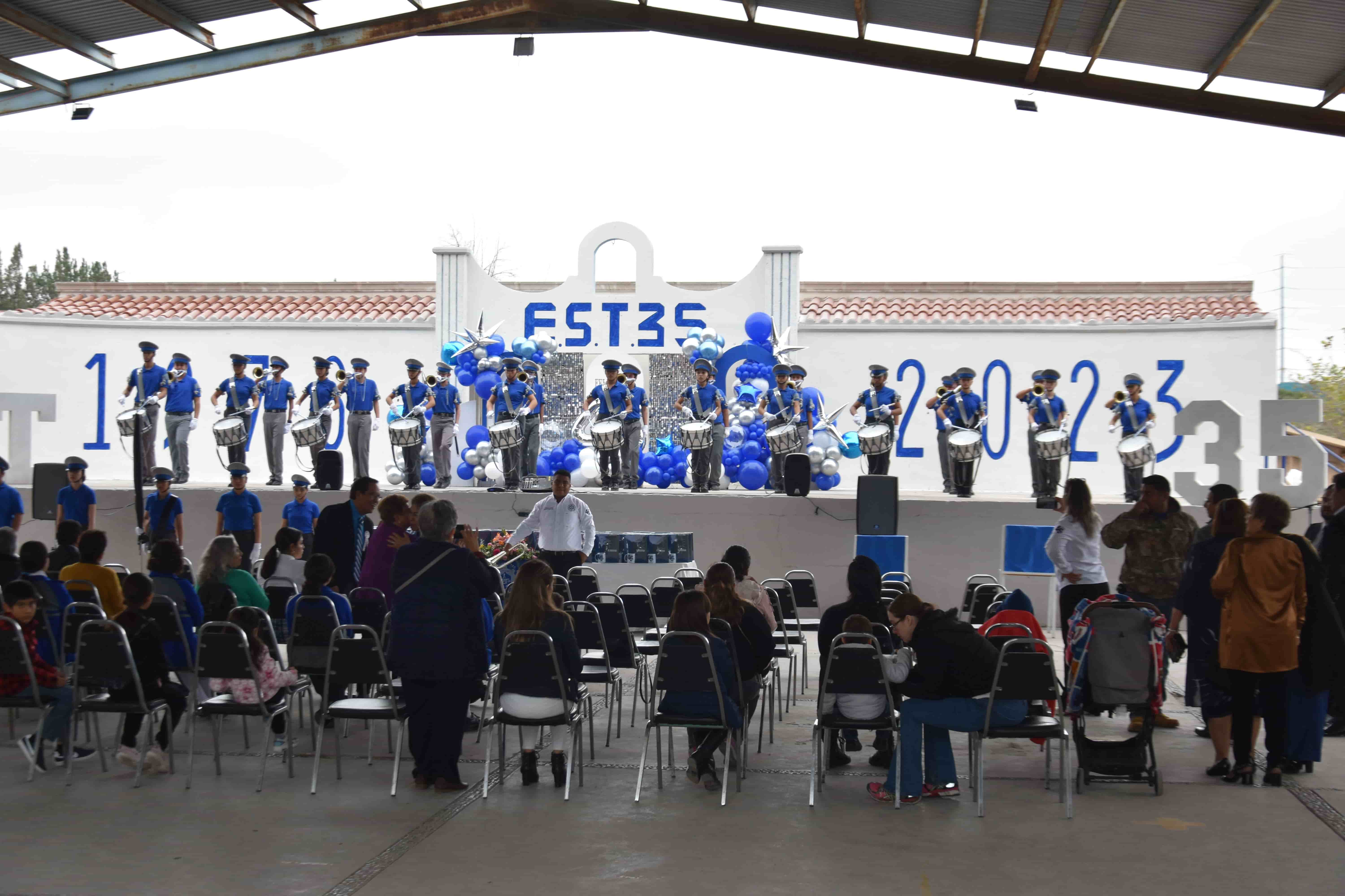 Se viste de gala la escuela Secundaria Técnica número 35 por el aniversario número 45.