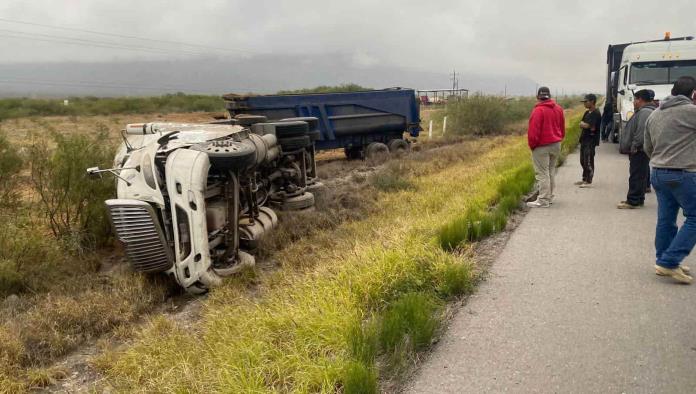 Atiende PC volcadura de tráiler