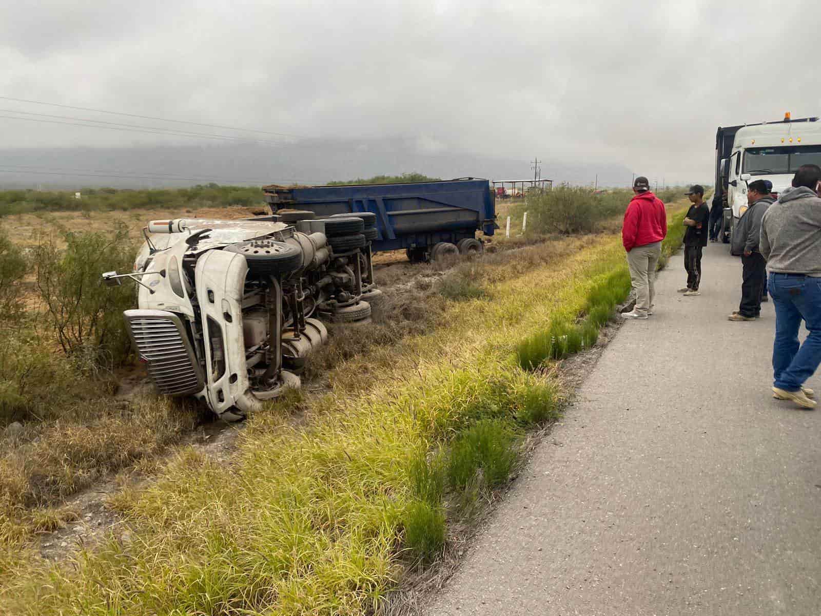 Atiende PC volcadura de tráiler