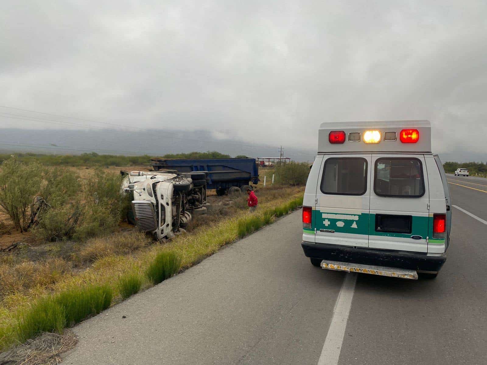 Atiende PC volcadura de tráiler