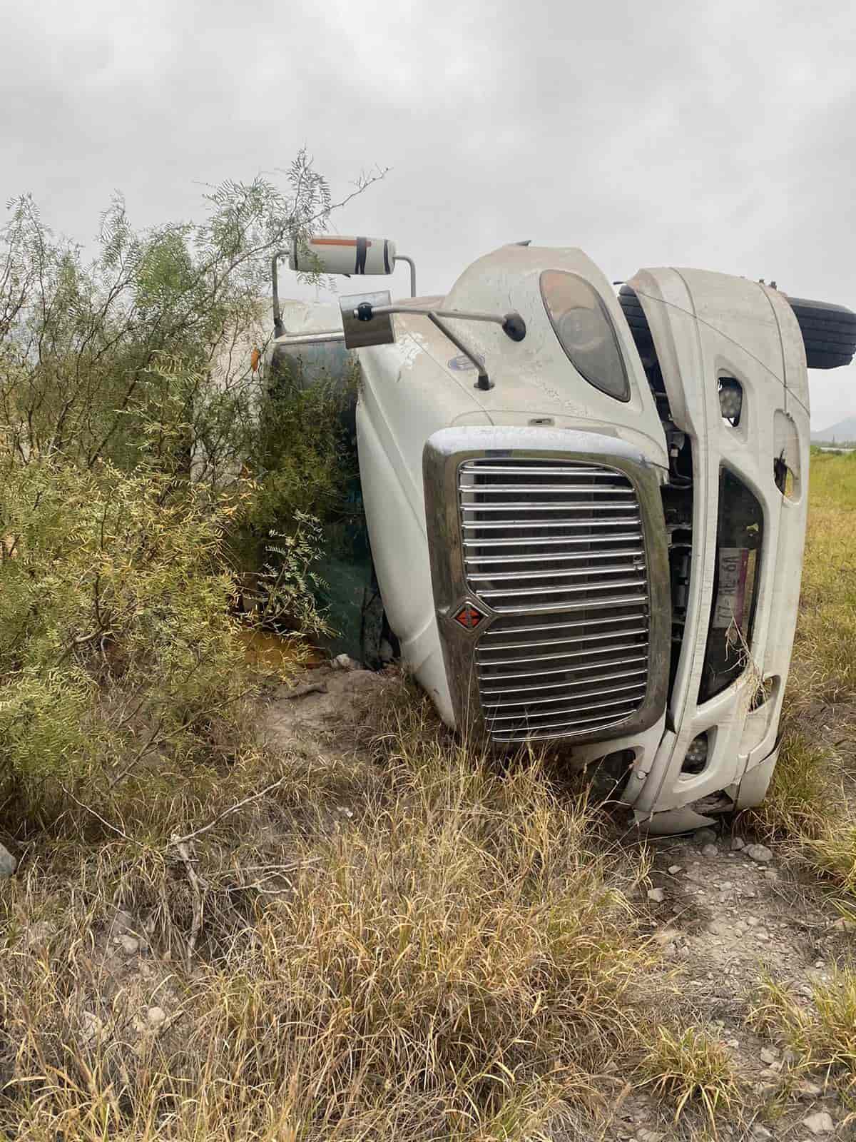 Atiende PC volcadura de tráiler