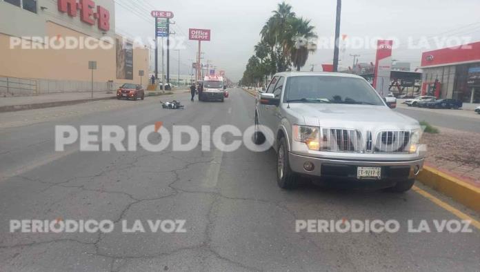 Tumba a motociclista y le chocan camioneta