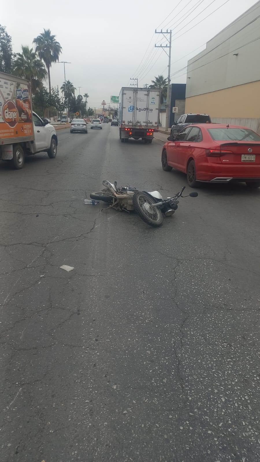 Tumba a motociclista y le chocan camioneta