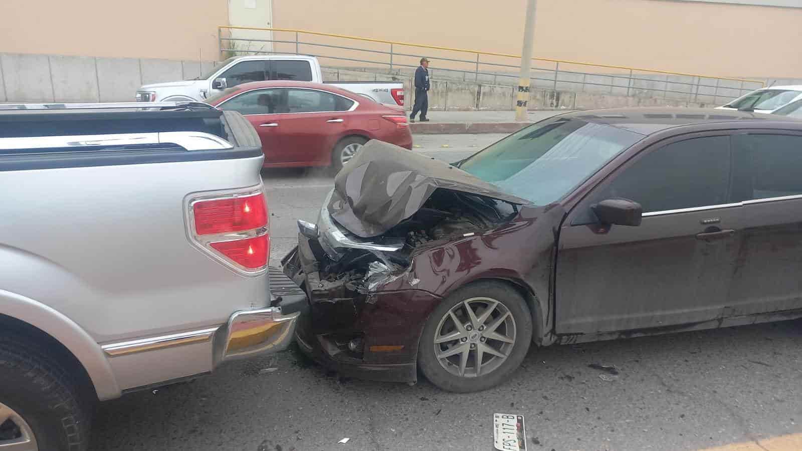 Tumba a motociclista y le chocan camioneta