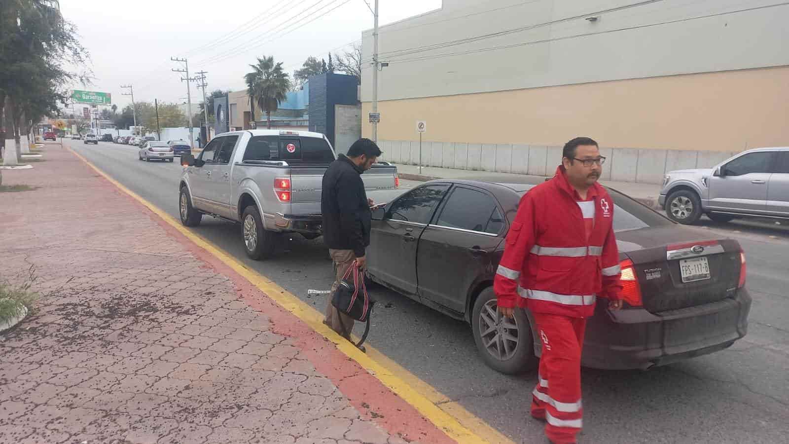 Tumba a motociclista y le chocan camioneta