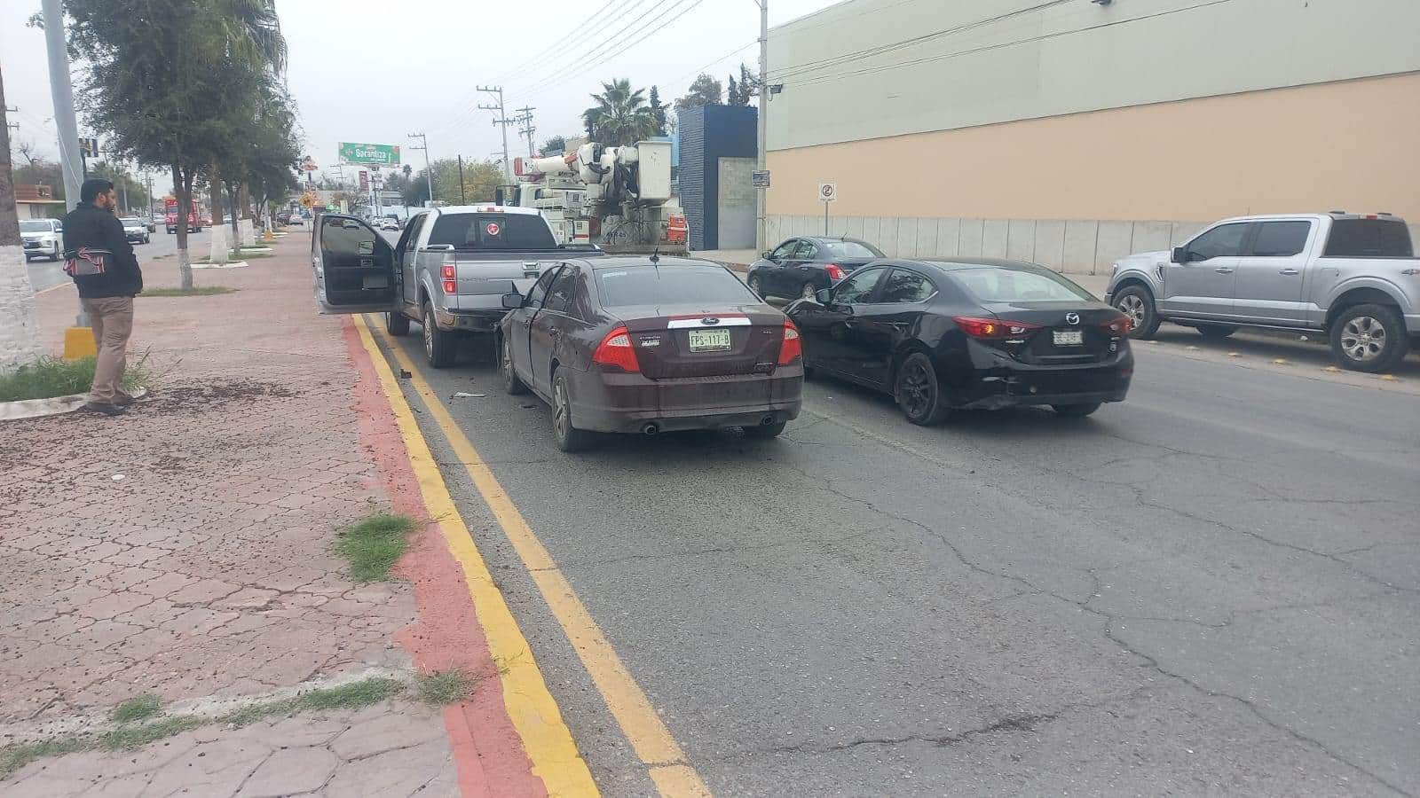 Tumba a motociclista y le chocan camioneta