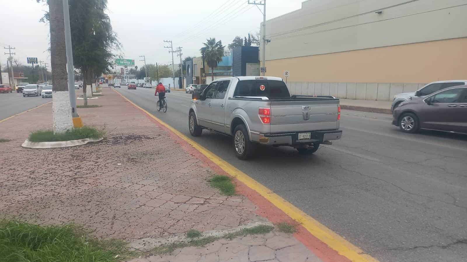 Tumba a motociclista y le chocan camioneta