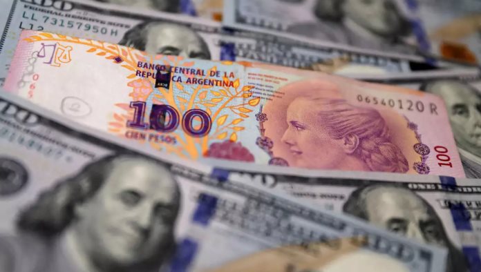 Se desploma el peso argentino un 54%