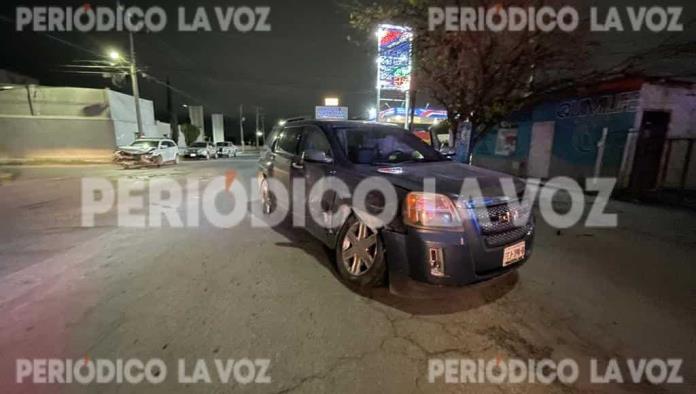 Se estampa en camioneta por pasarse señal de alto