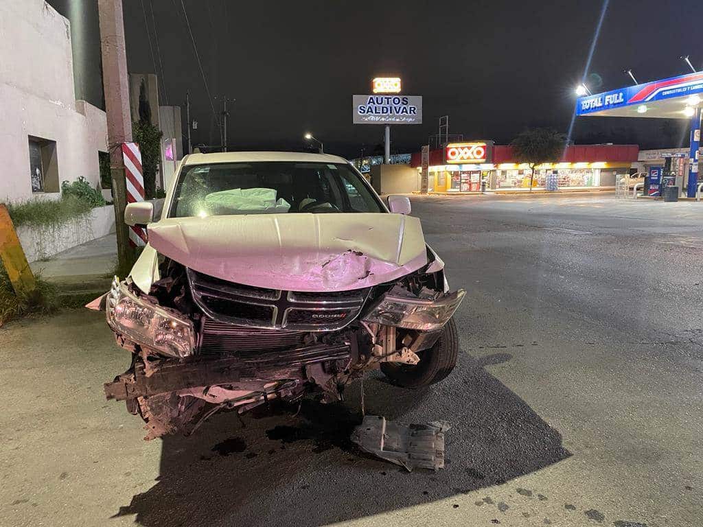 Se estampa en camioneta por pasarse señal de alto