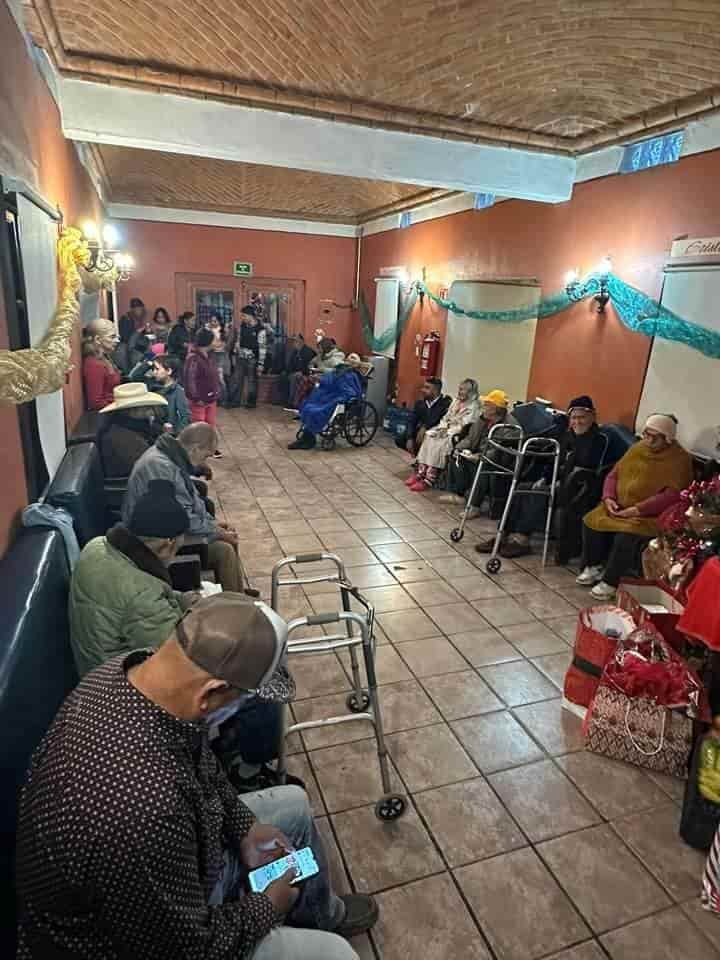 Llevan regalos, amor y compañía a abuelitos