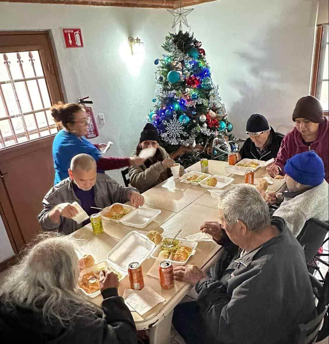 Llevan regalos, amor y compañía a abuelitos