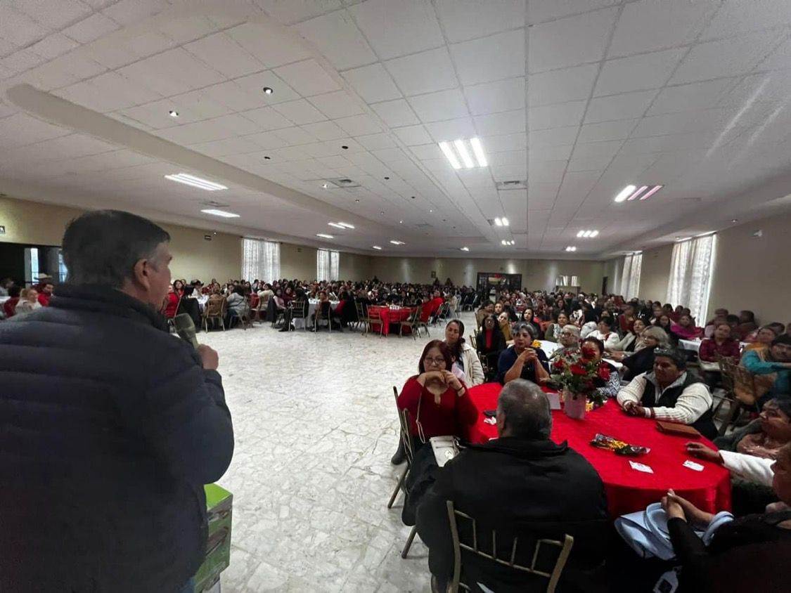 Celebran priistas posada navideña