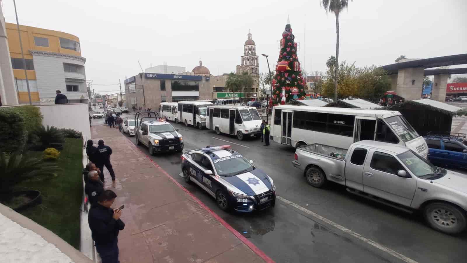 Toman choferes la plaza principal