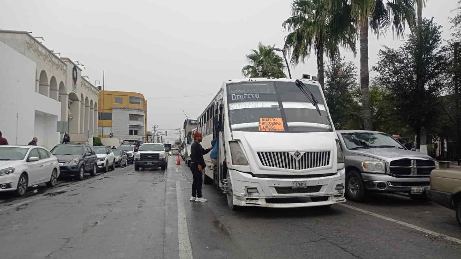 Toman choferes la plaza principal