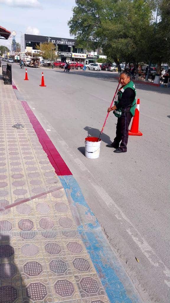 Aplican pintura en cordones de calles