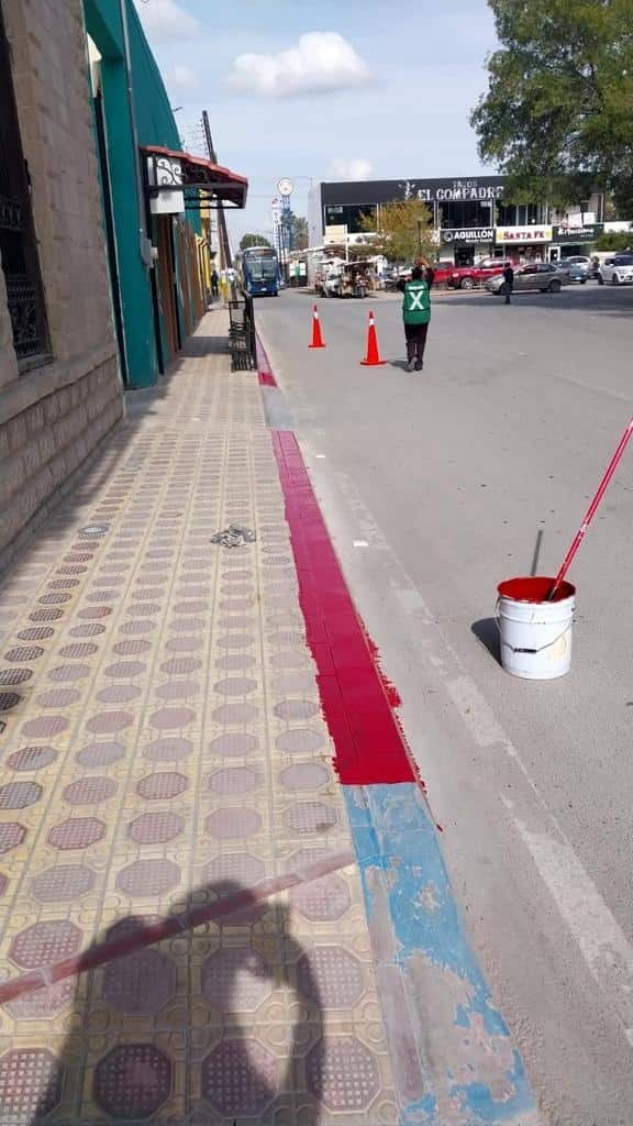 Aplican pintura en cordones de calles