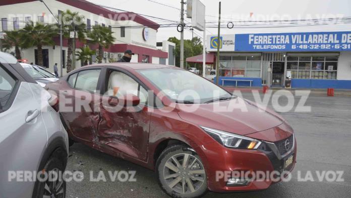 Choca auto y lo proyecta Contra camioneta en el Juárez