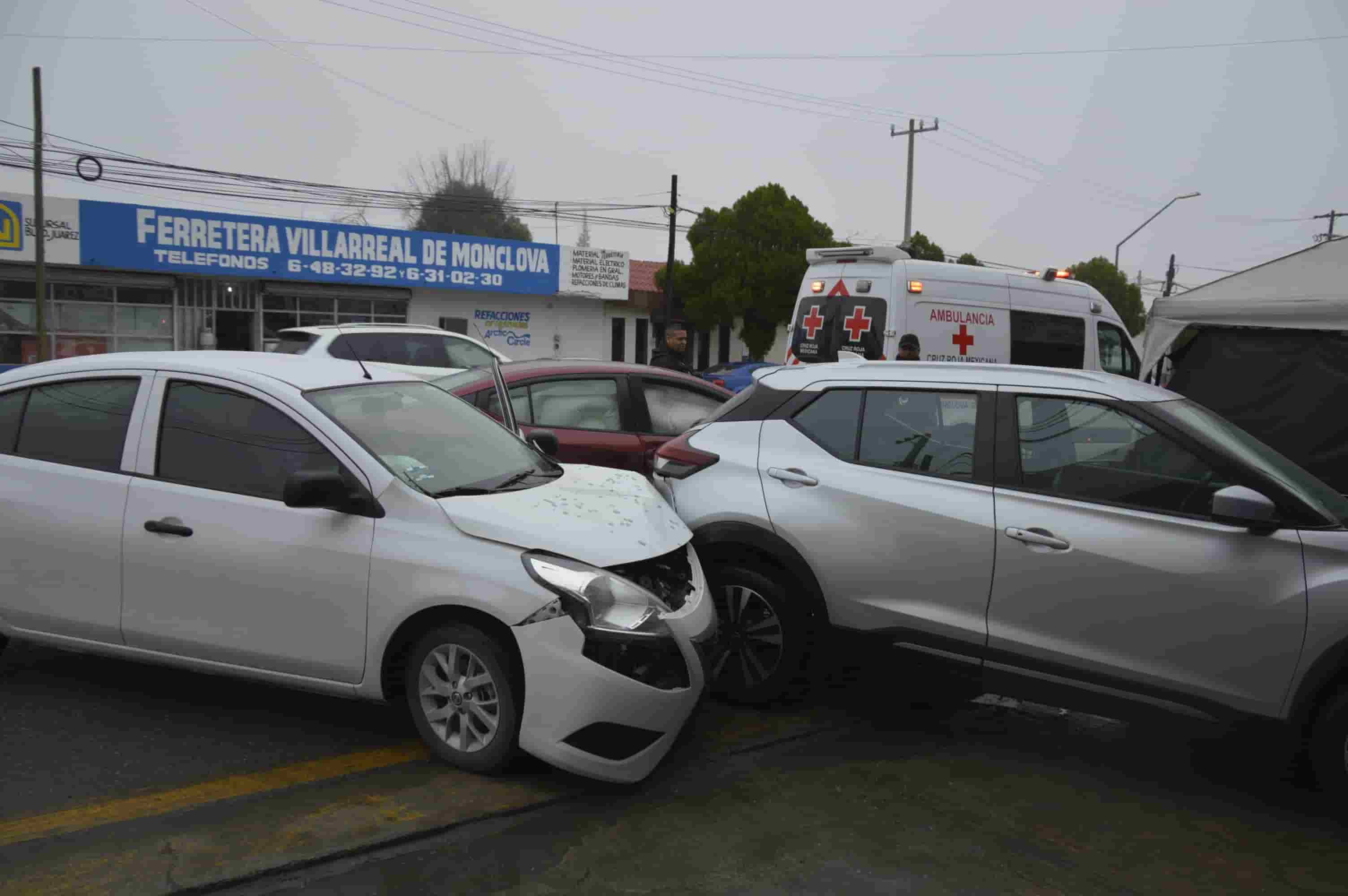 Choca auto y lo proyecta Contra camioneta en el Juárez