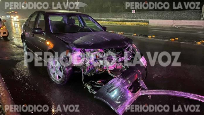 Destroza auto al chocar en puente