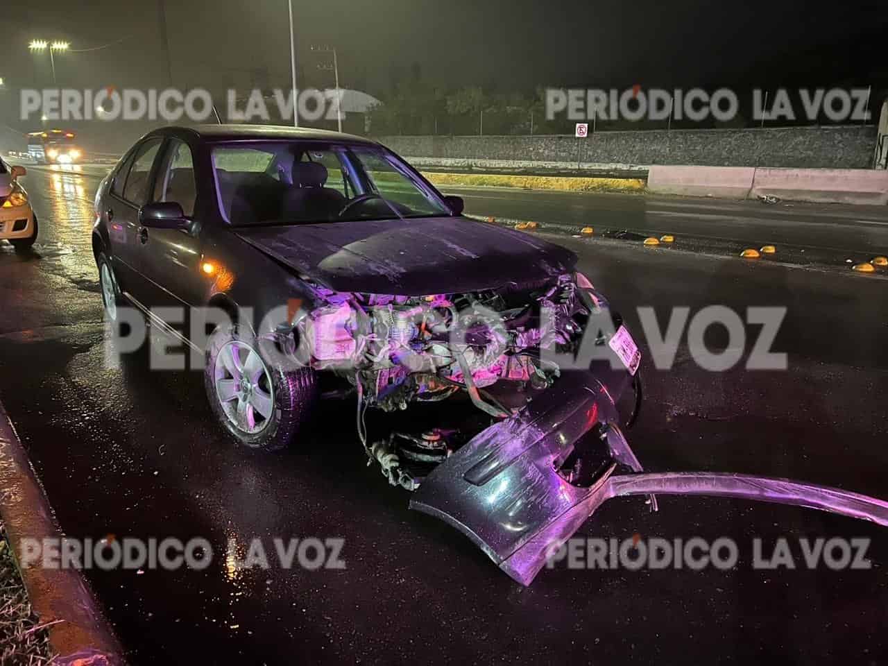 Destroza auto al chocar en puente