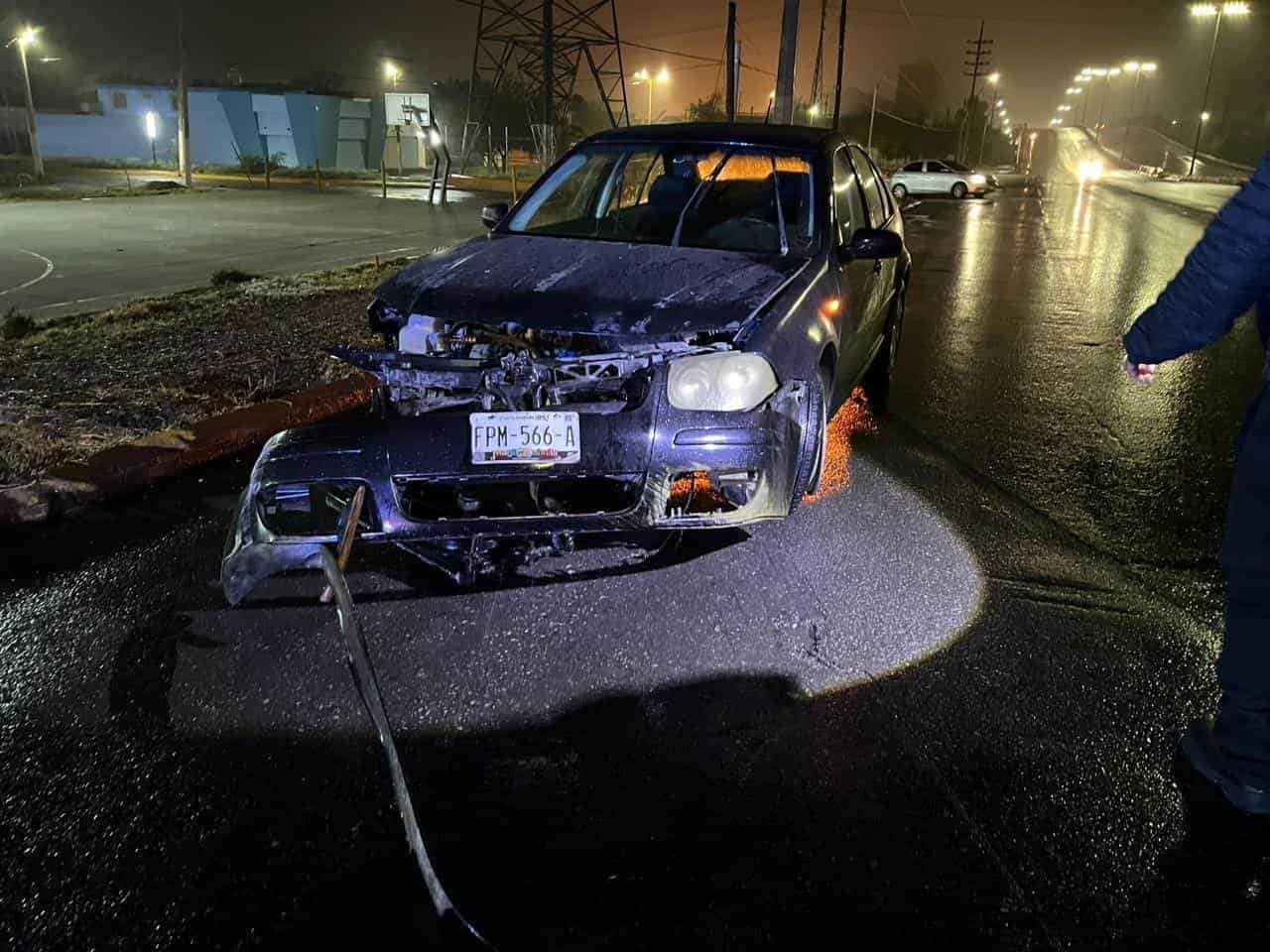 Destroza auto al chocar en puente