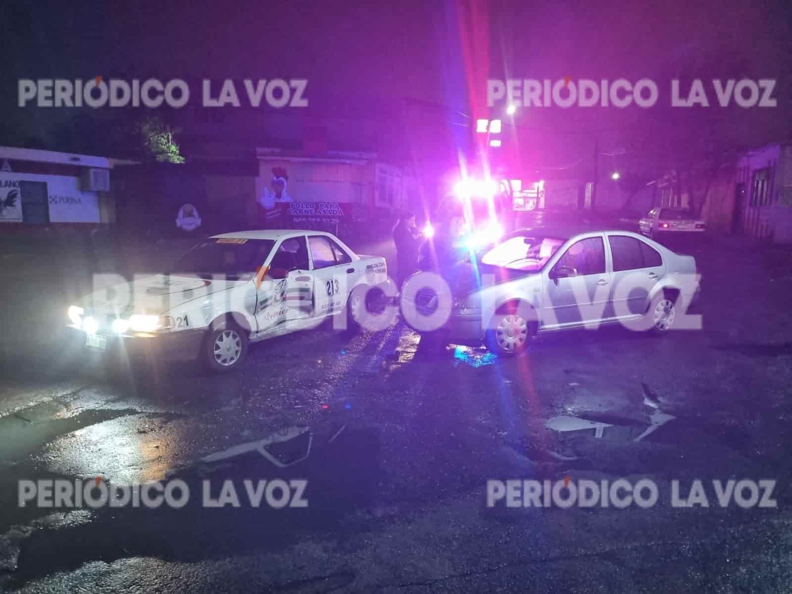 La conductora del Jetta se pasó el alto.
