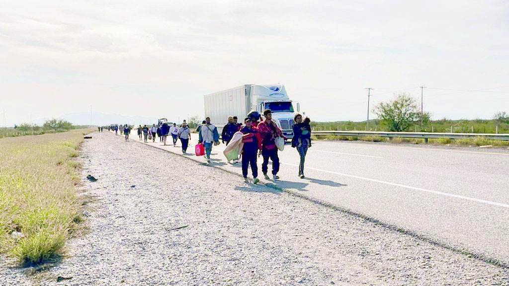 Un peligro migrantes en la carretera