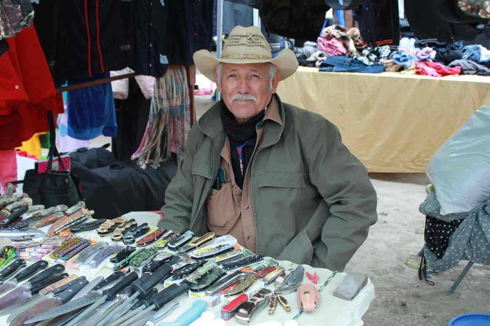 Aumentan ventas en tianguis de Nava 