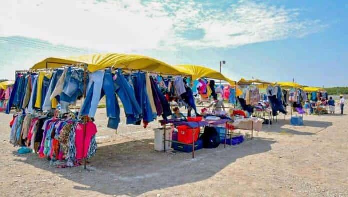 Aumentan ventas en tianguis de Nava 