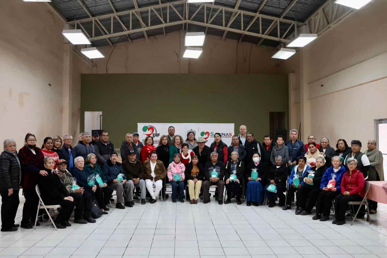 Los abuelitos empacadores de Sabinas recibieron su posada por parte del DIF y el Ayuntamiento.