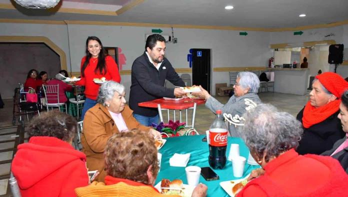 Festejan adultos mayores del DIF Nava posada navideña