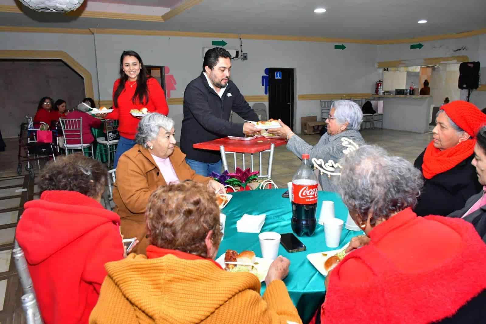 Festejan adultos mayores del DIF Nava posada navideña