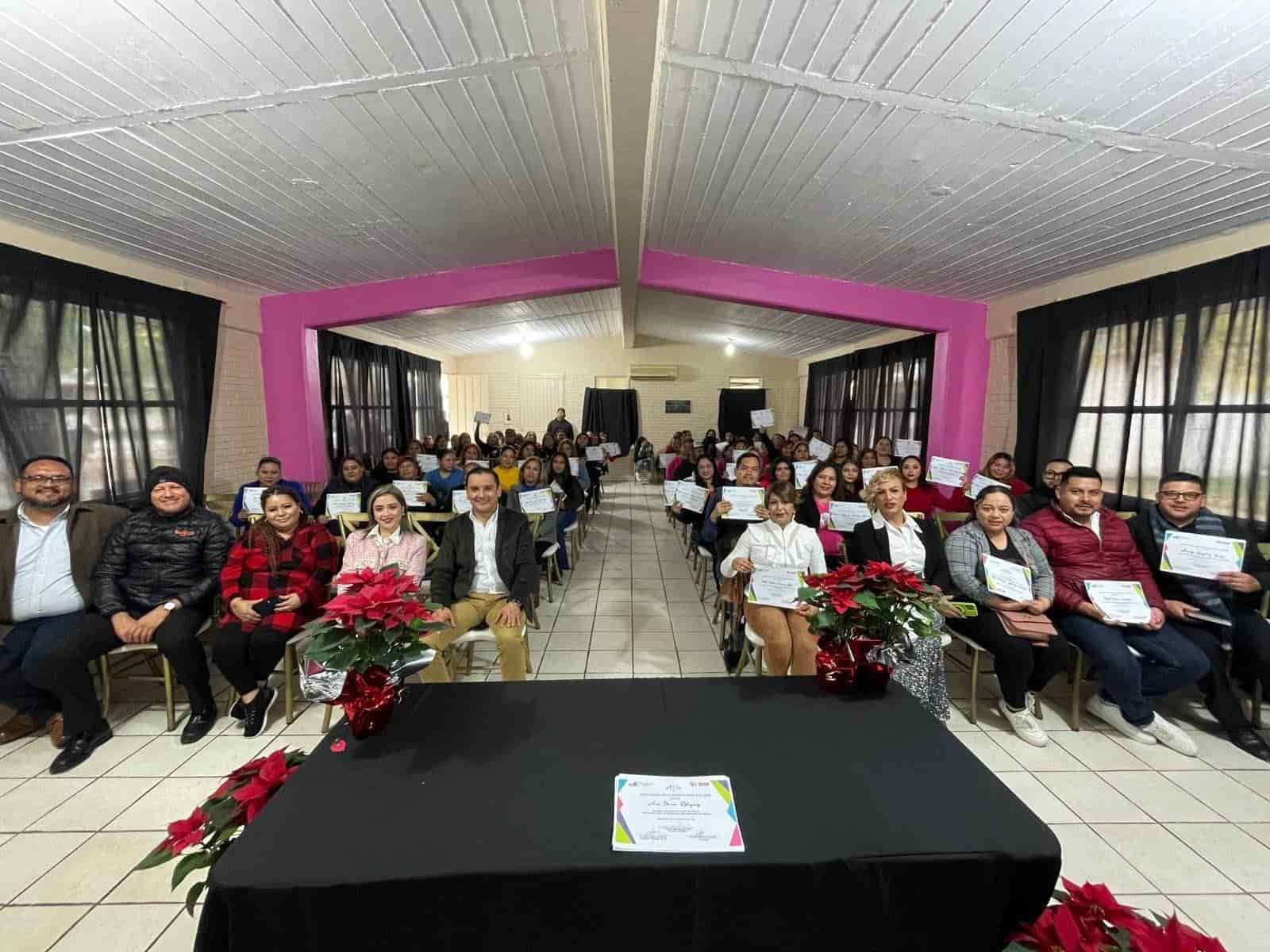 Entregan reconocimientos tra culminar con éxito los cursos DIF 2023 en Allende