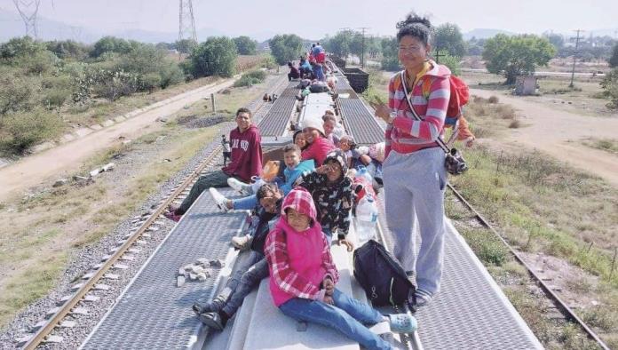 Sube a sus hijas al tren y se le va