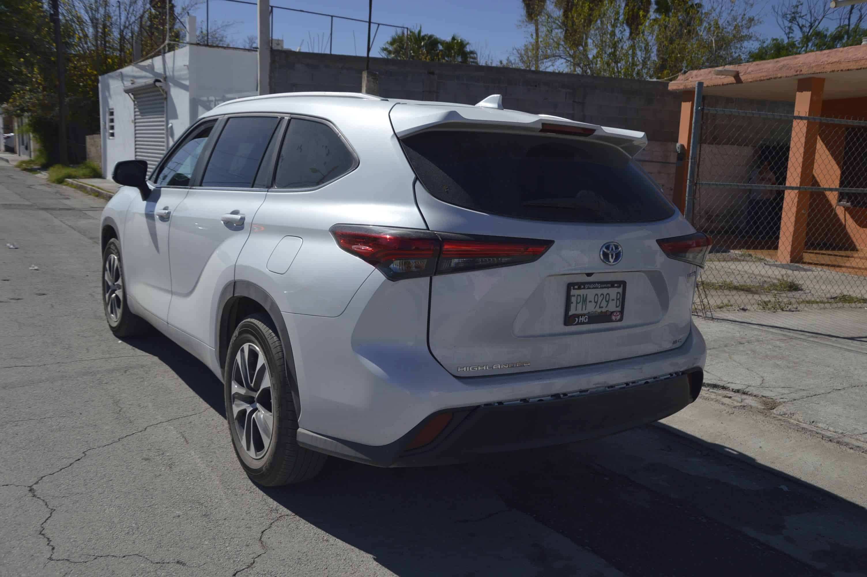 Le da besito a Toyota del año