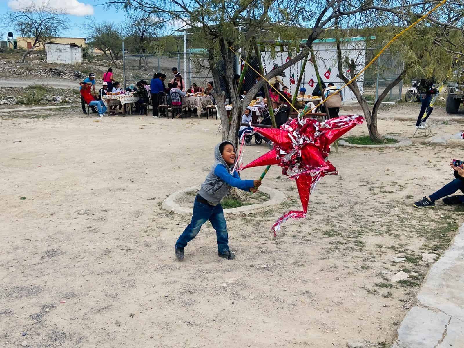 Beto Villarreal festeja con familias del campo