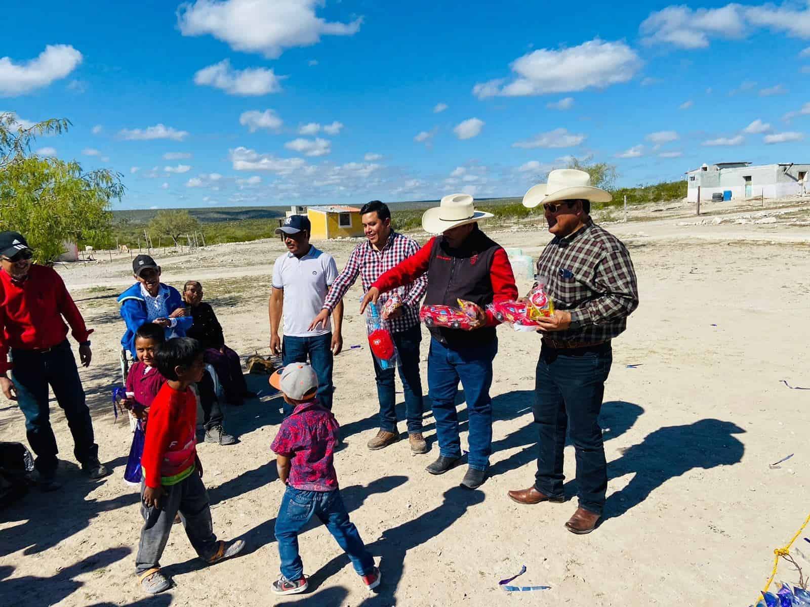 Beto Villarreal festeja con familias del campo