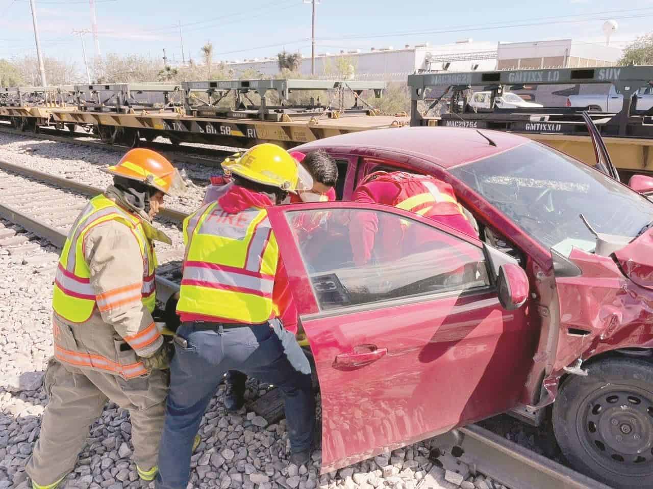 Los paramédicos del cuerpo de bomberos de Ramos Arizpe fueron movilizados de inmediato al lugar del accidente.