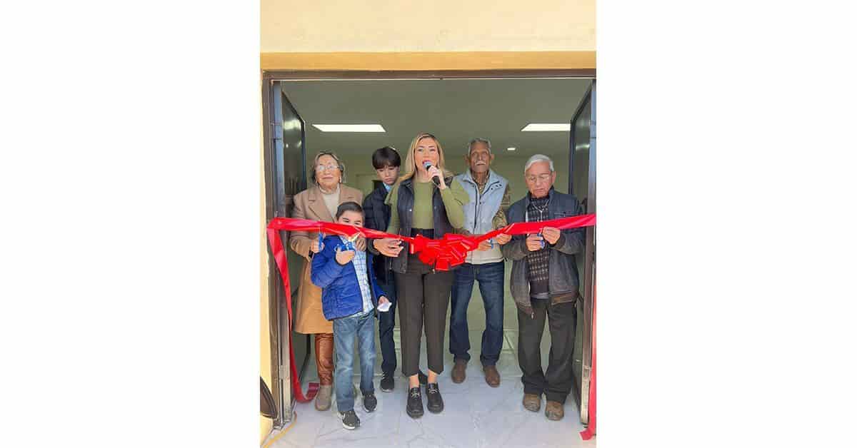 Inaugura Tania 2 casas del abuelo