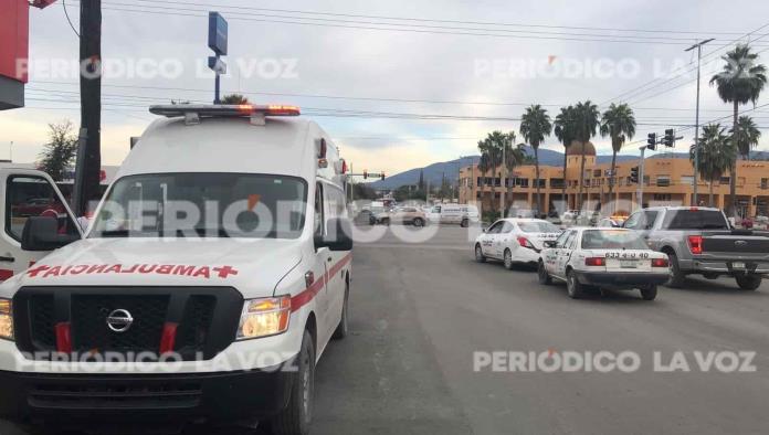 Choca contra taxi y lesiona a acompañante