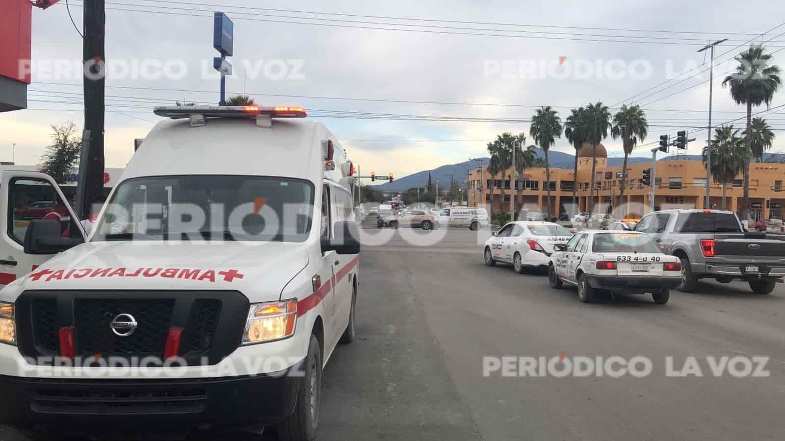 Choca contra taxi y lesiona a acompañante