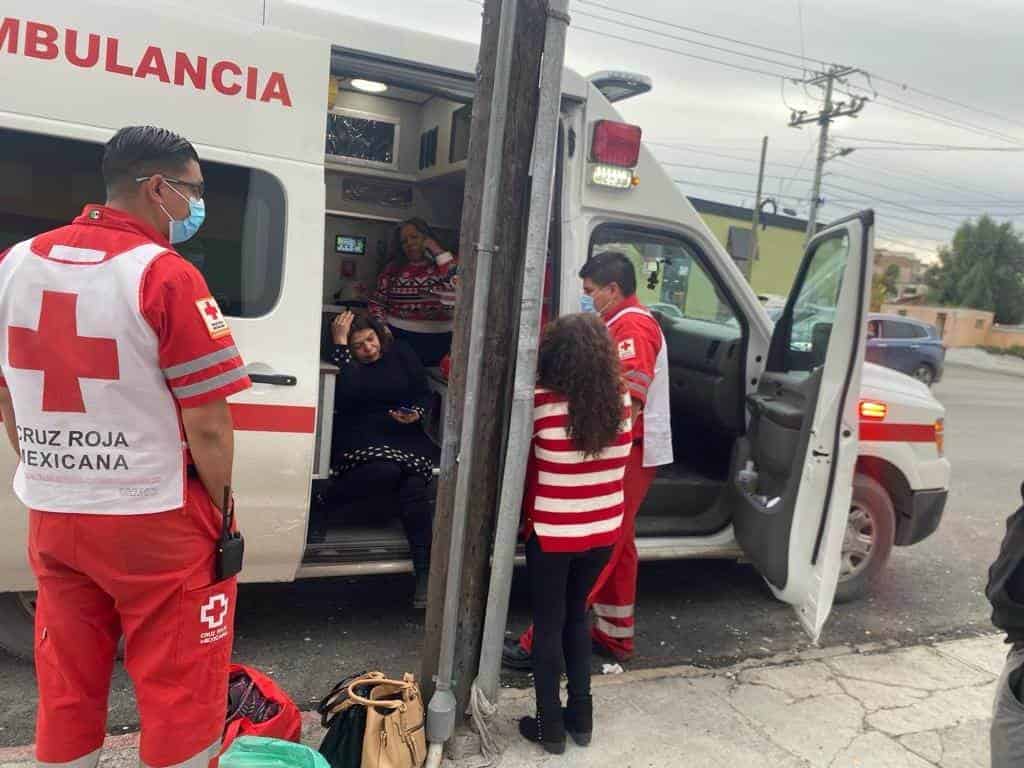 Choca contra taxi y lesiona a acompañante