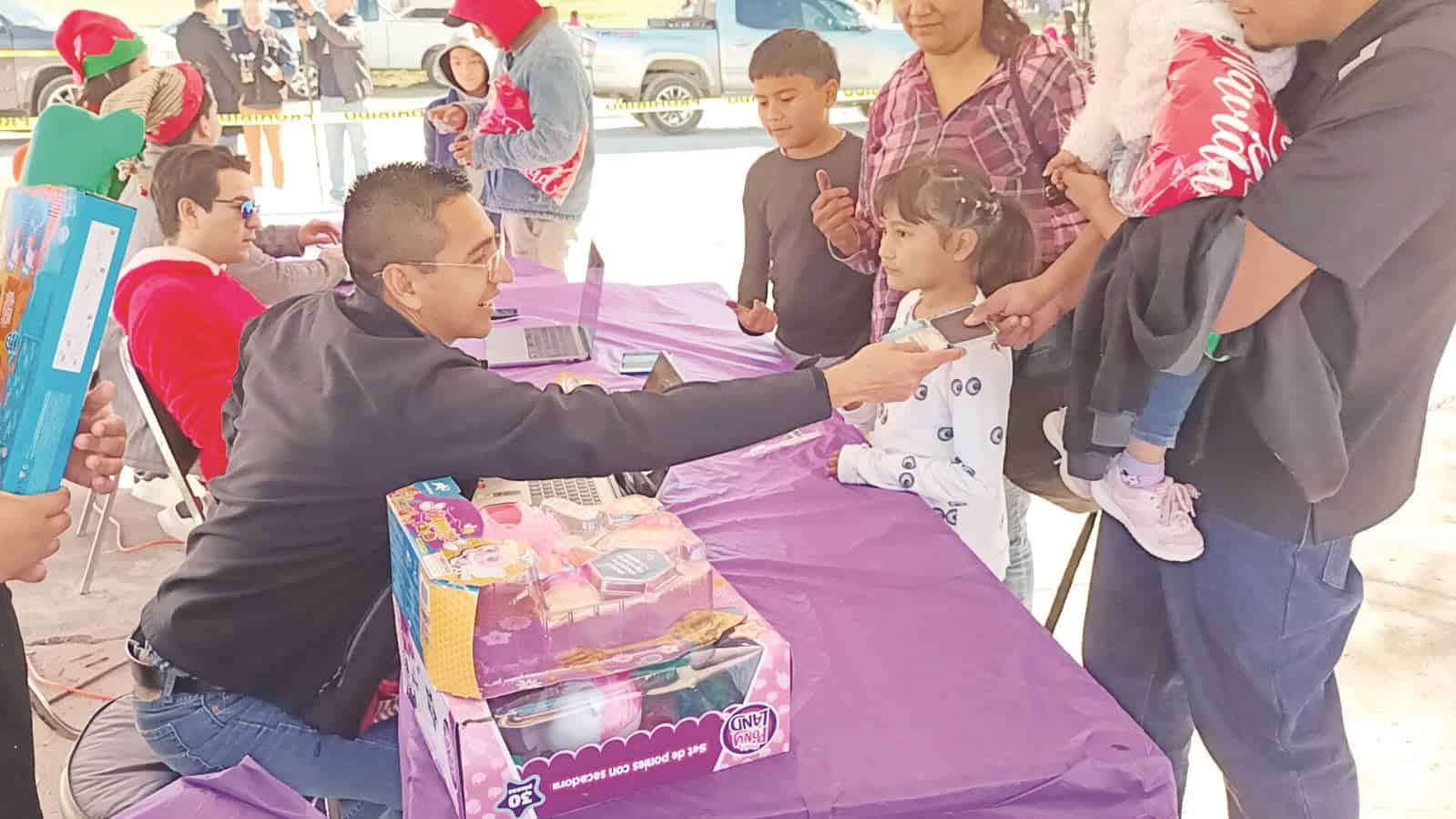 Regalan juguetes a hijos de obreros